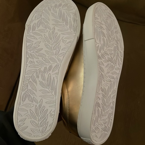 Brand new Lilly Pulitzer gold shoes, size 7 - Picture 3 of 3